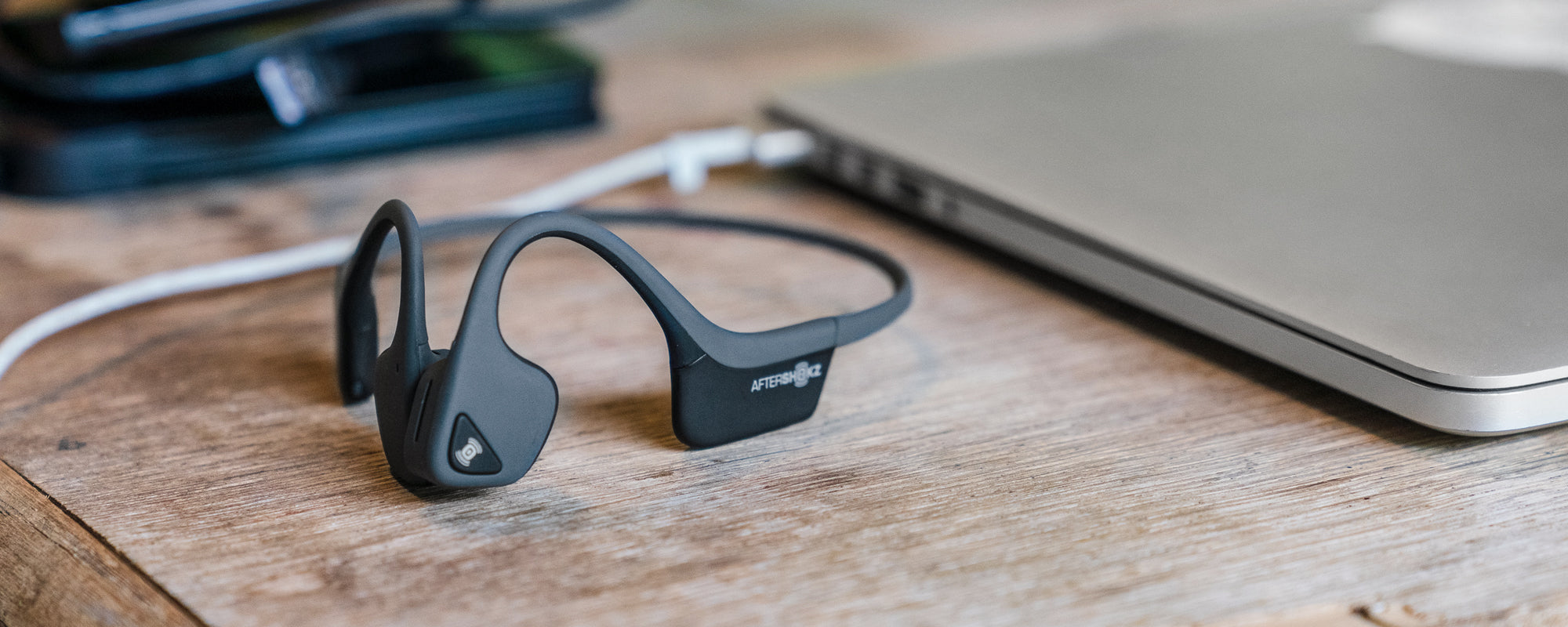 Pros & Cons of Downloading and Streaming Music with Your AfterShokz