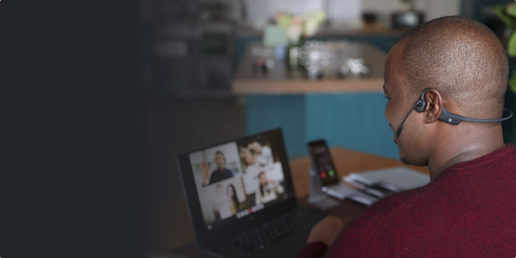 The headset can be paired to up to two devices at a time and offers easy switching capabilities for seamless connection and more improved work efficiency.